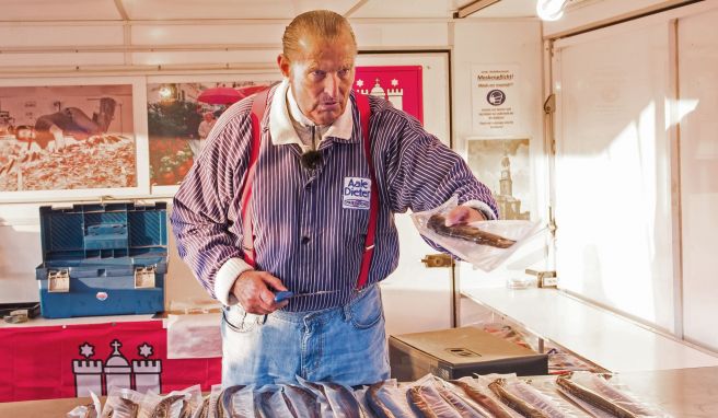 Dieter Bruhn alias «Aale-Dieter», Marktbeschicker, verkauft am Morgen auf dem Hamburger Fischmarkt an der Elbe an seinem Verkaufsstand Aal.