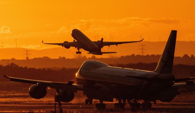 Ein Flugzeug startet am Flughafen Frankfurt. Das Reisen in Europa ist im Frühling 2022 deutlich leichter geworden.