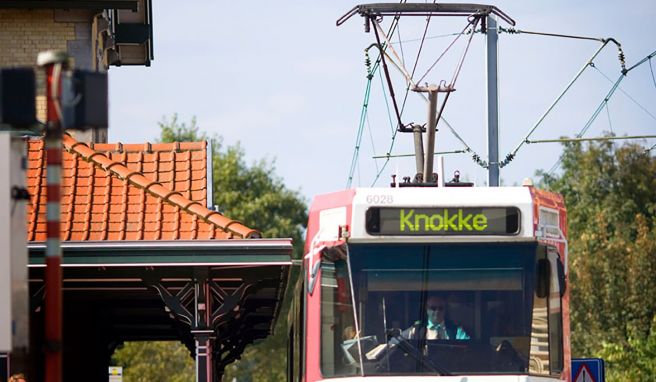 Auf 67 Kilometer Länge verkehrt die Kusttram entlang der Küste. Zur Hochsaison im Sommer fährt alle zehn Minuten eine Bahn.