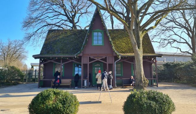 Das Honighaus im Altonaer Volkspark war einmal ein Aufenthaltsraum für die Gärtner. Heute beherbergt es eine Imkerei und es gibt Kaffee, Gebäck und Honigbier.