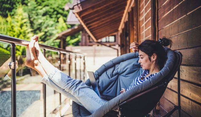 Arbeiten und Urlaubmachen - eigentlich zwei grundverschiedene Dinge, die während einer Workation miteinander verschmelzen.