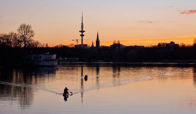 Romantische Abendstimmung an der Außenalster: Was für eine Kulisse für die Kajak-Runde.