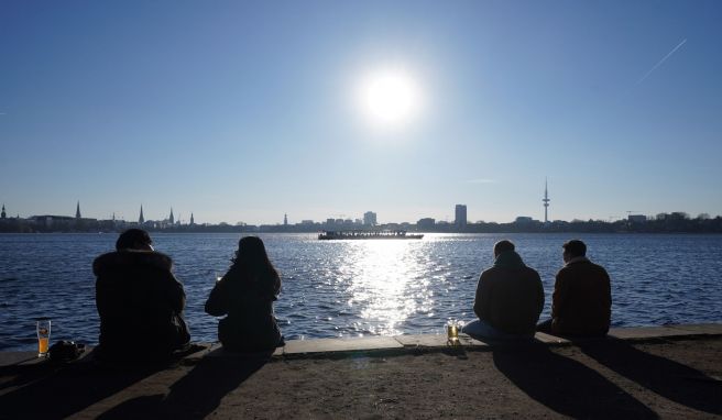 Die Außenalster ist perfekt, um ein Bier in der Frühlingssonne zu genießen.