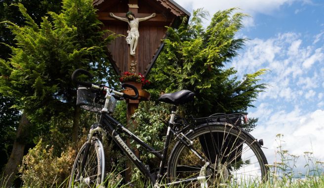 Die Kraterlandschaft im Nördlinger Ries lässt sich prima auf dem Fahrrad erkunden.