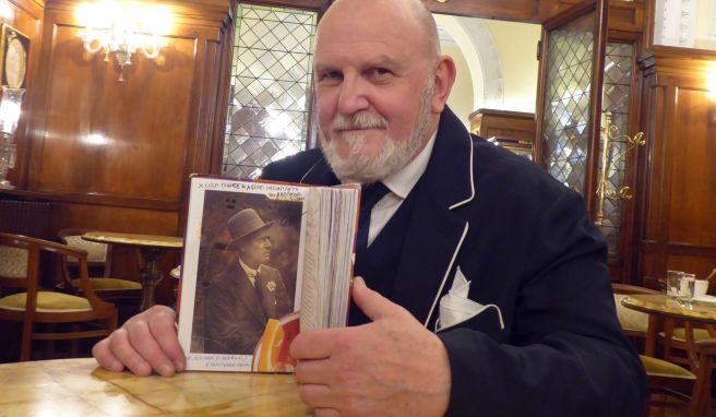 Luca Picchi ist Barkeeper und Autor. Er beschreibt Camillo Negroni als faszinierend, aber bescheiden. In seinem Buch finden sich Schwarz-Weiß-Bilder des Grafen: ein großer, schmaler Mann, eher streng als heiter.