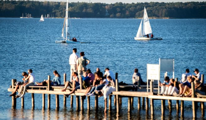 Auf dem Wasser schippern, statt nur am Ufer zu sitzen: Segeln verbinden viele Menschen mit Freiheit.