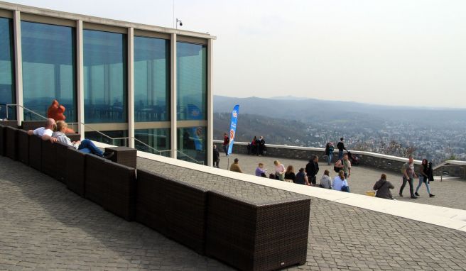 Die Aussichtsplateau auf dem Drachenfelsen ist mit der Zahnradbahn von Königswinter aus erreichbar.