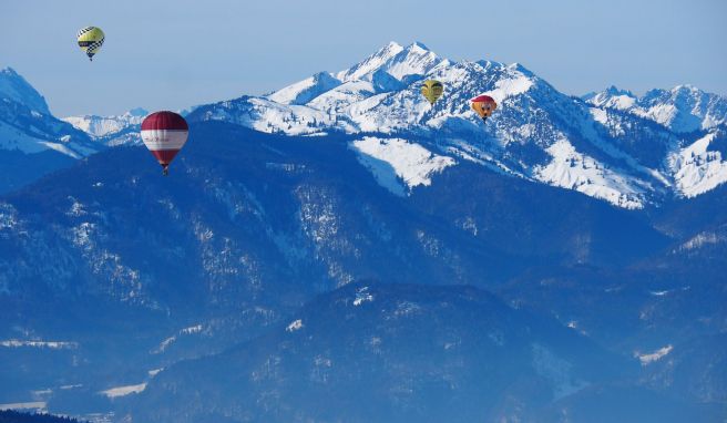 Auf winterlicher Ballonfahrt im Kaiserwinkl