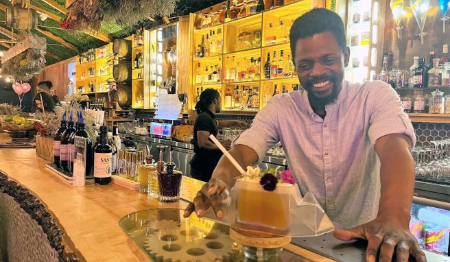 Bartender Michael Tonderei von der Cocktailbar Cause Effect in Kapstadt präsentiert den Drink «Table Mountain», der mit Aromen endemischer Fynbos-Pflanzen durchsetzt ist.