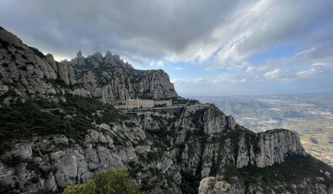 Das Kloster scheint aus den Felsen des Bergs Montserrat zu wachsen - der Ausblick ist überragend.