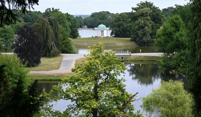 Blick von der Insel Siebenbergen auf die Karlsaue. Umgeben von einem etwa zehn Meter breiten aus der nahen Fulda gespeisten Kanal ist Siebenbergen eine wundersam stille botanische Oase im Herzen Kassels.