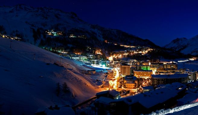 Blick aufs nächtliche Cervinia: Im Vergleich zum mondänen Zermatt auf der anderen Seite kommt der italienische Alpenort bodenständig daher.