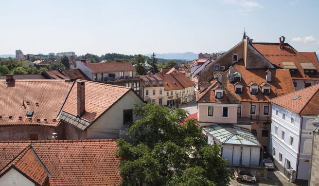 Von der Dachterrasse der Stara Posta (Alte Post) bietet sich ein schöner Blick über die Stadt Kranj.