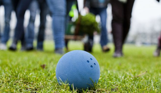 Hauptsache weg mit der Kugel: Ein beliebtes und traditionelles Spiel bei Kohlfahrten ist das Boßeln.