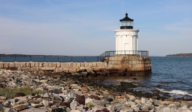 Weil er so klein ist, nennt man ihn Bug Light. Doch eigentlich heißt der aufwendig gestaltete Leichtturm am Greenbelt Walkway in Portland Breakwater Lighthouse.