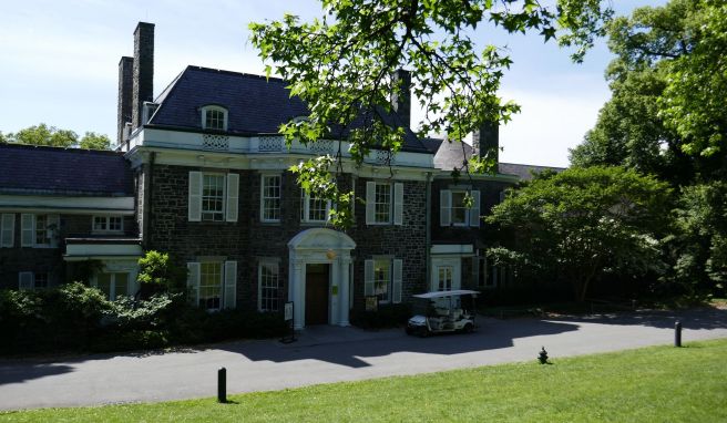 Auszeit in historischem Ambiente: Das Wave Hill House im gleichnamigen Garten im Nordwesten der Bronx beherbergt ein Café mit einladender Terrasse.