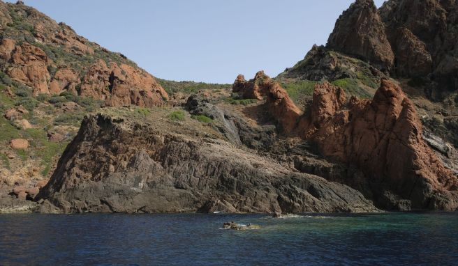 Die bunten Felsen auf der Halbinsel Scandola bestehen aus den Vulkangesteinen Porphyr, Rhyolith und Basalt.