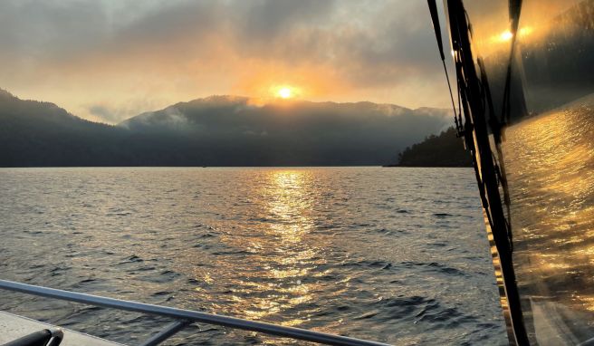 Mystischer Ausblick über den Bute Inlet. An dem Fjord liegt das verlassene Dorf Aupe.