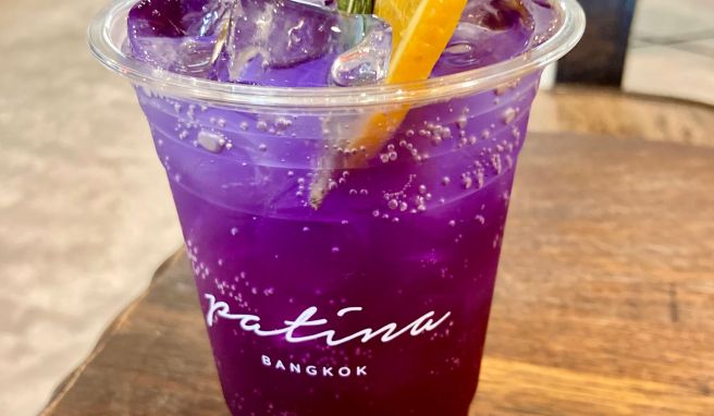 Ein Becher Butterfly Pea Soda. Das Trendgetränk leuchtet in verführerischen Lila-Blautönen und wird aus den Blüten der «Clitoria ternatea»-Pflanze (Schmetterlingserbse) gewonnen.