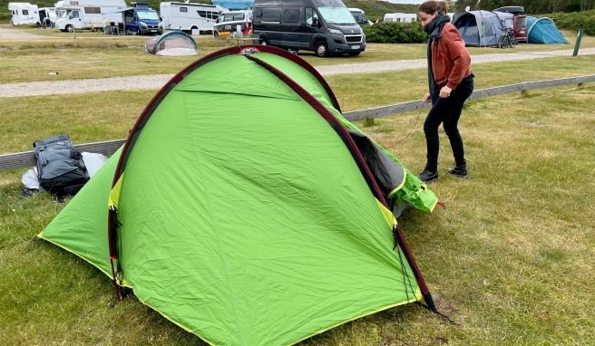 Konsequente Fortsetzung der 9-Euro-Anreise: Wer mit geringem Budget urlaubt, schlägt ein Zelt auf.