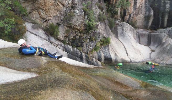 Und abwärts geht\'s: Auf dem glatt geschliffenen Felsen rutscht man dem kühlen Nass entgegen.