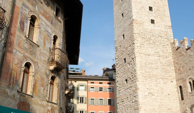 Die Fassade der Casa Cazuffi (im Bild links) am Domplatz ist mit moralischen Allegorien vom tugendhaften Leben bemalt.