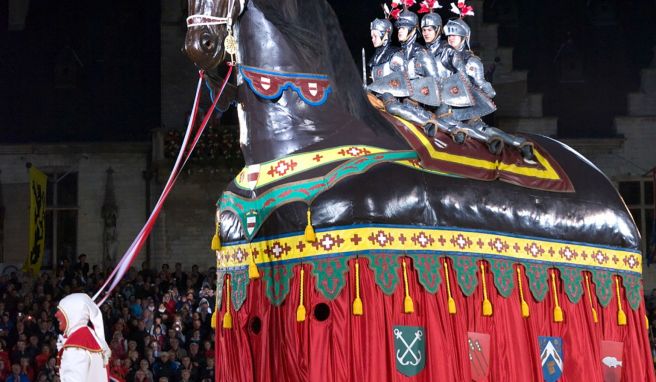 Zum Themendienst-Bericht vom 8. April 2022: Beim «Ros Beiaard Ommegang» wird ein riesiges Pferd durch die Altstadt von Dendermonde in Flandern getragen.