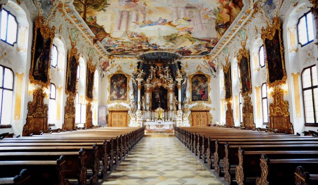 Das Deckenfresko von Cosmas Damian Asam in der Kirche Maria de Victoria verblüfft wegen seiner unterschiedlichen Wirkung, die es je nach Perspektive entfaltet.