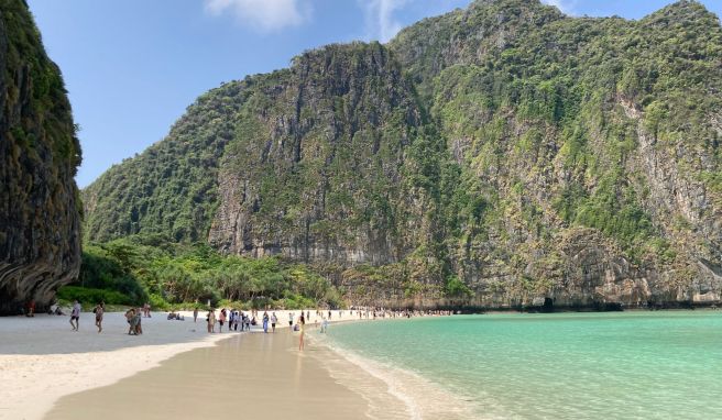 Wer am Strand der Maya Bay entlangspaziert, findet nun auch wieder einsame Stellen. Tausende tummelten sich vor den Restriktionen gleichzeitig an dem Strand.