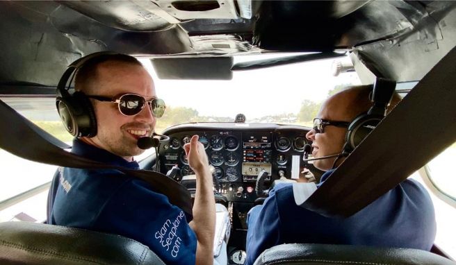 Alles in Ordnung im Cockpit des Wasserflugzeugs: Dennis Keller (links) hat den Flieger unter Kontrolle.