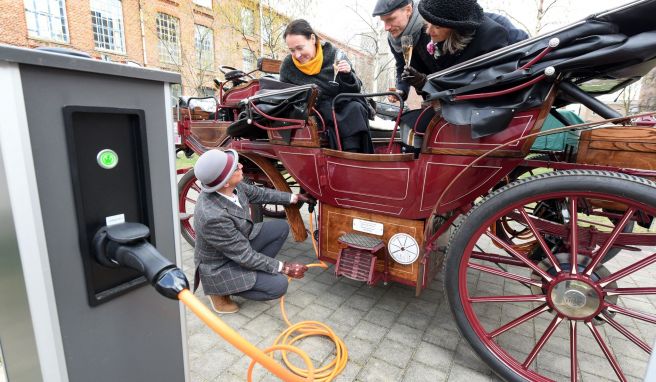 Wo ist denn das Pferd? Was aussieht wie eine alte Kutsche, fährt mit elektrischem Strom und ist Leipzigs erste E-Kutsche.