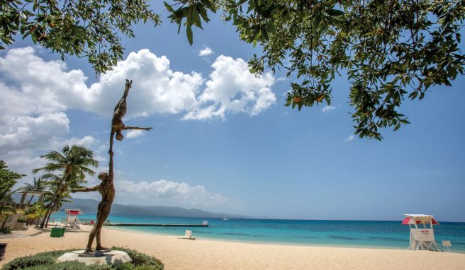 Das kristallklare Wasser am Doctors Cave Beach hat ganzjährig eine Temperatur zwischen 22 und 28 Grad.