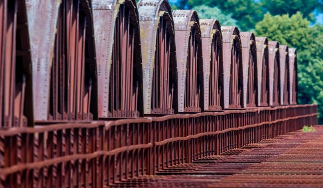 Skywalk auf historischer Elbbrücke wird im August eingeweiht