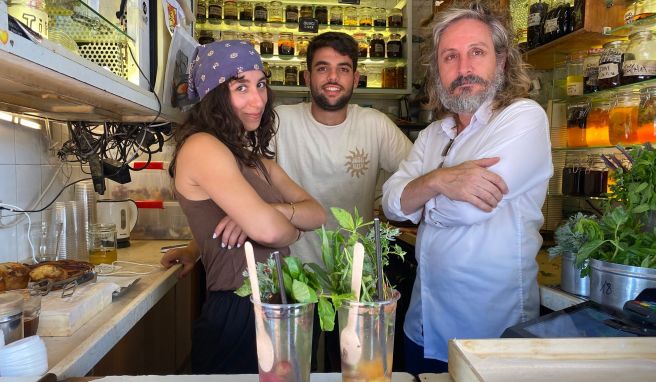 Der Israeli Benny Briga (r) in seinem Kiosk, mit seinen Mitarbeitern Eden (l) und  Omri haben den Drink Gazoz in ihrem Kiosk auf dem Levinsky-Markt zubereitet.