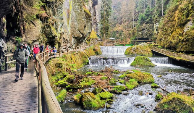 Durch die für Boote nicht befahrbaren Abschnitte der Edmundsklamm (Edmundova soutěska) führen Wanderwege.