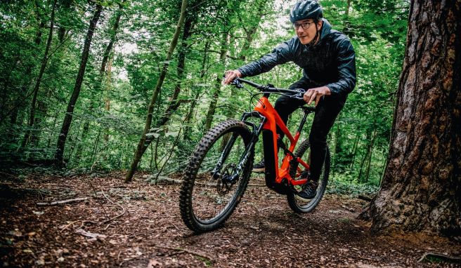 Downhill: So geht es mit dem Mountainbike sicher bergab