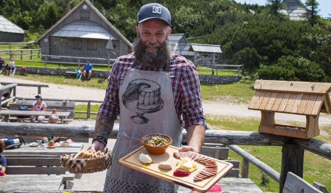 Direkt am Sessellift liegt die Hütte «Zeleni rob», wo Matjaž Šink klassische Rezepte aus den Zeiten seiner Großeltern kocht.