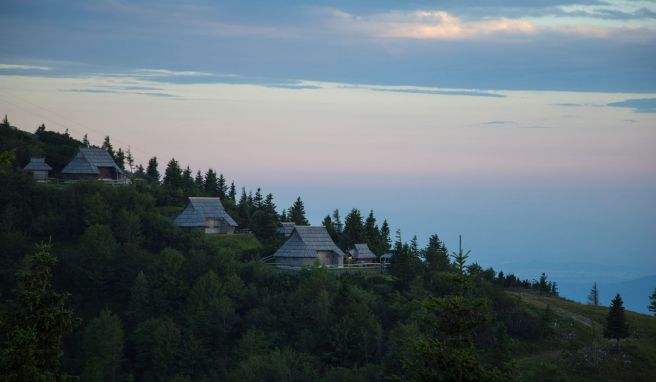 Ganz weit weg von aller Urbanität und doch so nah dran: Von der Velika planina sind es nur gut 40 Minuten Autofahrt nach Ljubljana, Sloweniens Hauptstadt.