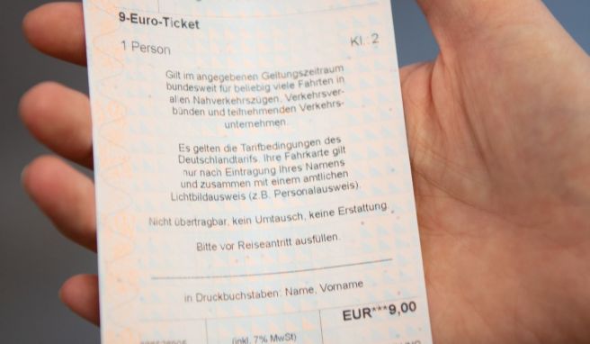 Mit diesem Stück Papier steht einem ganz Deutschland offen: das 9-Euro-Ticket.