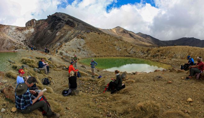 Aus Respekt vor den Maori sollte man nicht überall am Weg snacken: Die Emerald Lakes sind aber ein geeigneter Platz für die Mittagspause.