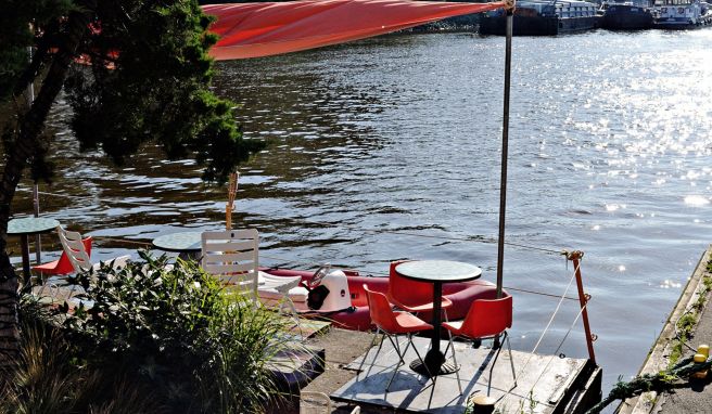 Das Entenwerder1 liegt an der Norderelbe. Bei schönem Wetter kann man hier direkt am Wasser sitzen.