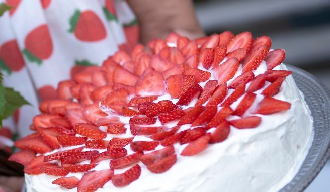 Die Erdbeertorte mit viel Sahne darf auf keinem Mittsommerfest fehlen.