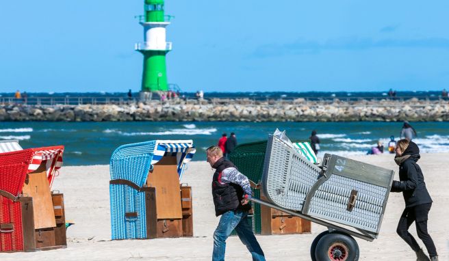 Saisonstart für Strandkörbe am Ostseestrand