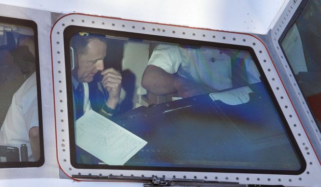 Zwei Männer sitzen im Cockpit des Passagierflugzeugs der United Airlines, das am Hauptstadtflughafen BER auf seinen Start zum Erstflug vom BER zum New Yorker Flughafen Newark wartet.