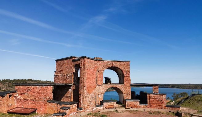 An einer Meerenge haben die Russen einst die Festung Bomarsund gebaut. Die Überreste kann man besichtigen.