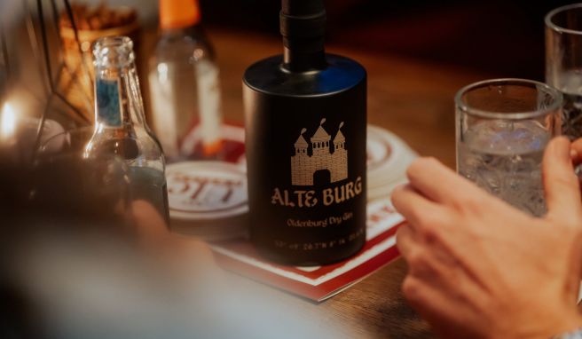 Eine Hommage an Oldenburg ist der Gin «Alte Burg», dessen Zutaten aus Grünkohl, Orange und Blaubeere eine würzige Spirituose ergeben.