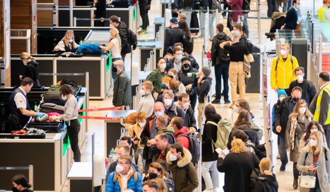 Langes Schlangestehen am Schalter: Urlauber sollten lieber mit reichlich Vorlauf zum Airport kommen.