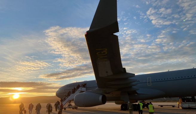 Entspannt ankommen: So wünschen sich Urlauber ihre Anreise mit dem Flieger - in der Realität sieht es manchmal anders aus.