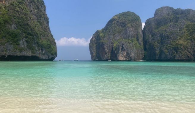 Wegen der begrenzten Besucherzahl sind nun wieder menschenleere Bilder der Maya Bay möglich. Es dürfen nur noch 375 Menschen gleichzeitig an den Strand.