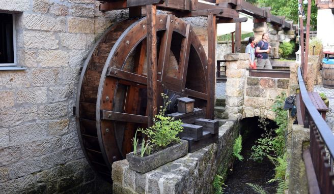 Das Mühlrad der historischen Mühle in Schmilka dient heute nur noch Anschauungszwecken.